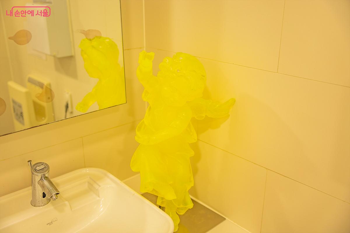 <투명하고 향기 나는 천사의 날개 빛깔처럼>의 독특한 화장실 프로젝트 ⓒ임중빈