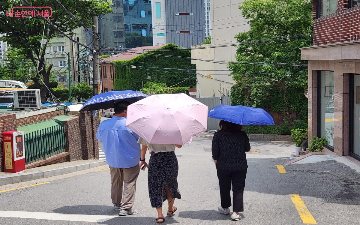 외출할 때 양산을 휴대하면 그늘을 만들어줘서 폭염에 덜 노출된다. ⓒ윤혜숙