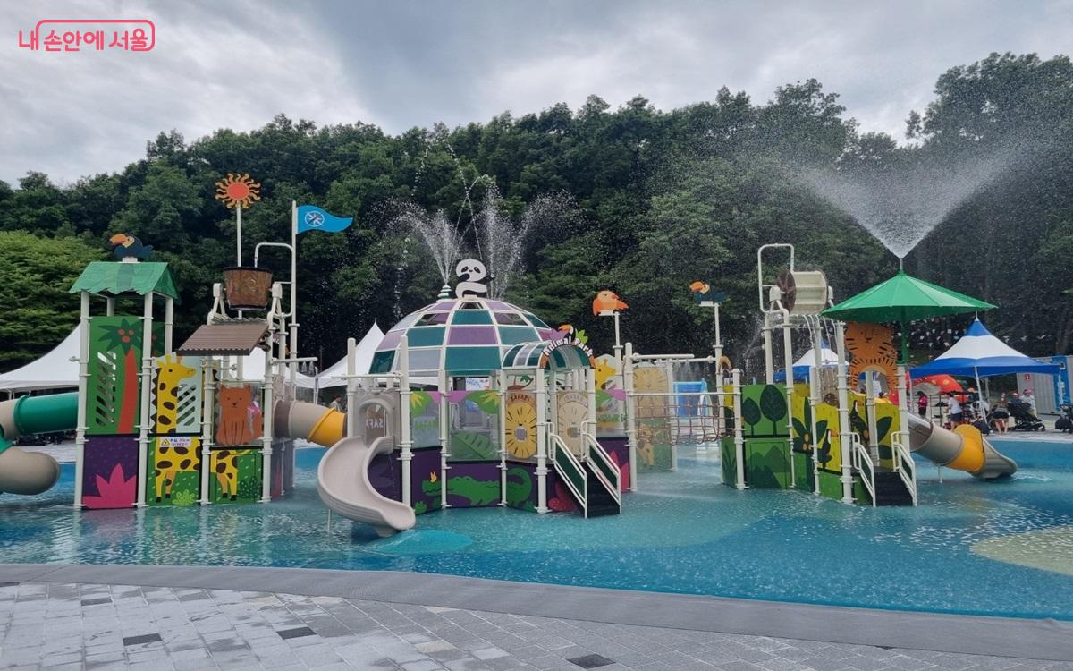 '관악산공원 어린이 물놀이장'에는 많은 물놀이 시설들이 준비되어 있다. ©최현우