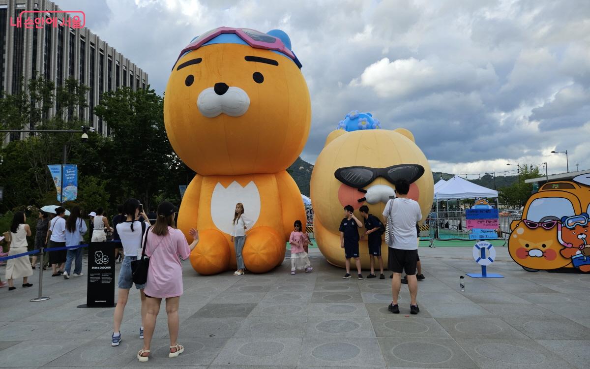 ‘라춘도 쬬비치’에 입국한 시민들이 사진을 찍고 있다. ©이선미 