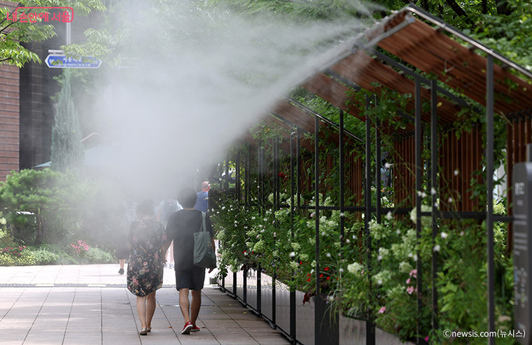7월 25일 오전 10시 서울 전역에 올여름 첫 폭염경보가 내려진 가운데, 서울시가 폭염 종합지원상황실을 강화하여 대응한다.
