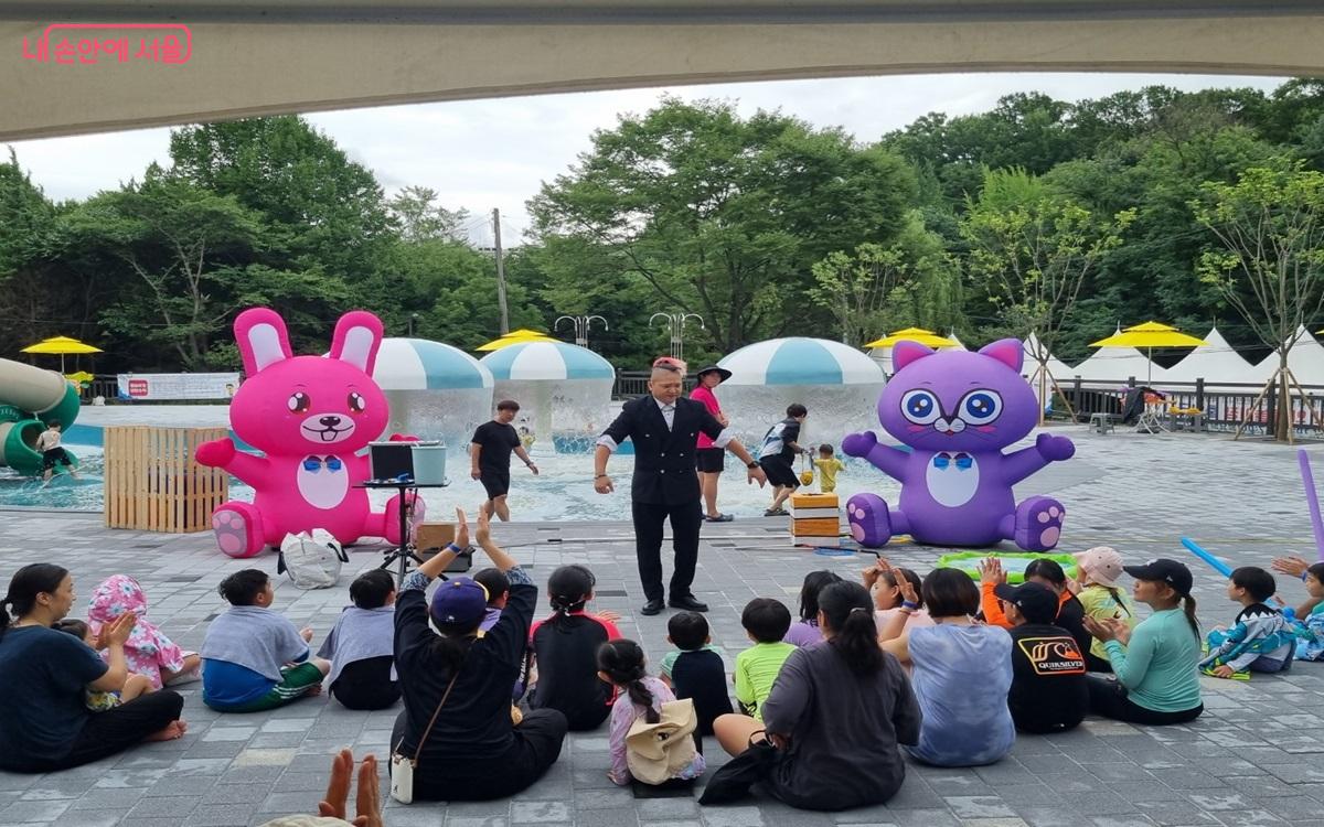 어린이들과 보호자들이 개장 축하 공연을 관람하고 있다. ©최현우