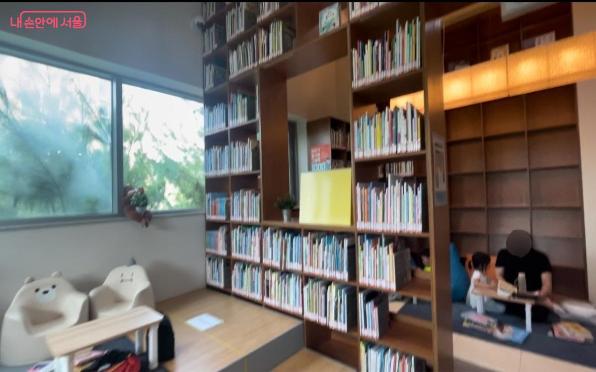 방학을 맞은 아이들이 도서관에서 즐거운 시간을 보내고 있다. ⓒ이정민