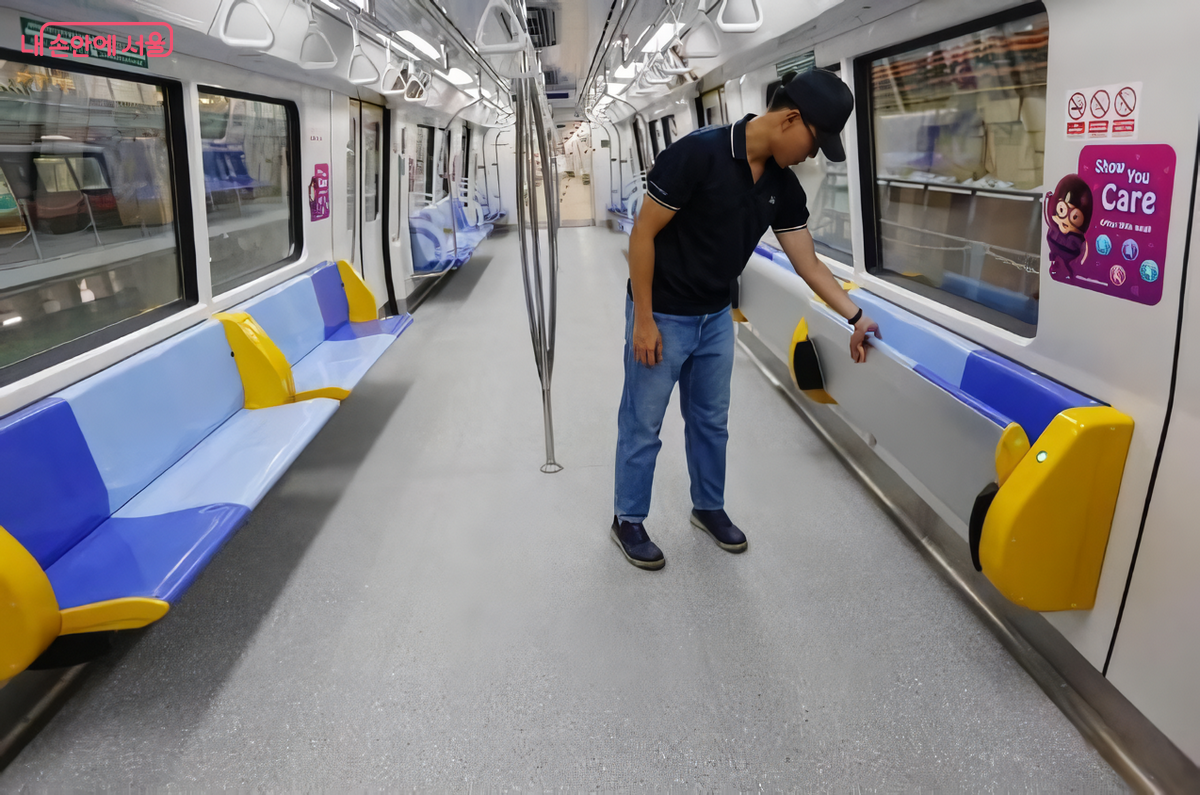 싱가포르 지하철의 접이식 좌석 ©서울시