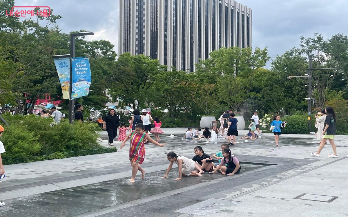 광화문광장 바닥분수에서 신나게 노는 아이들 ⓒ송수아