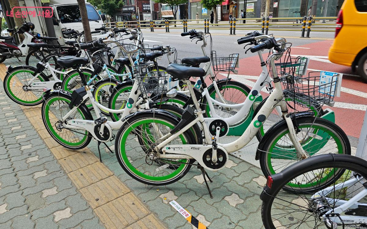 서울시 공공자전거 따릉이들이 대여소에서 사용자를 기다리고 있다. ©홍혜수 
