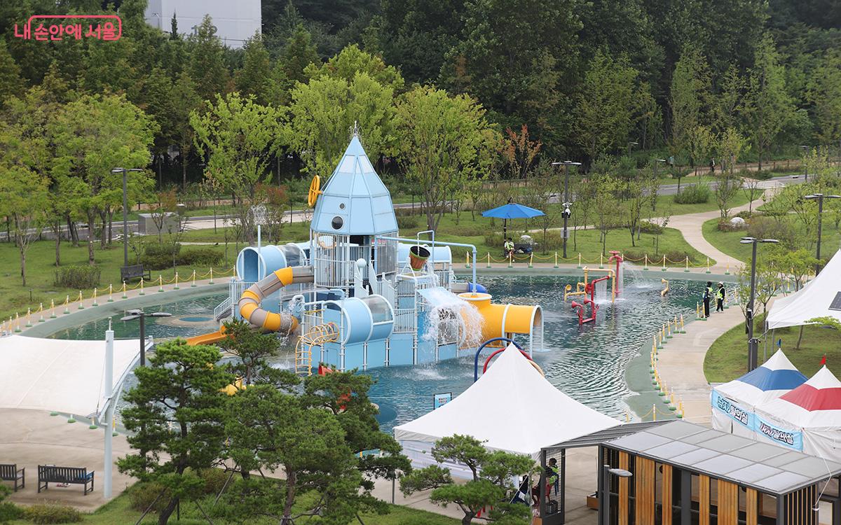 8월 31일까지 서울물재생체험관의 물놀이터에서 시원한 물놀이를 즐길 수 있다. ©이혜숙