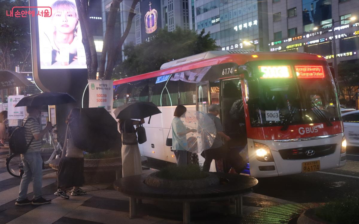 광역버스에 탑승하고 있는 시민들 ©조수연