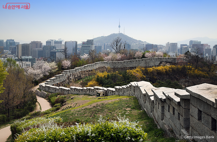 서울역사박물관은 초등학생과 가족을 대상으로 한양도성 관련 교육 프로그램을 운영한다.