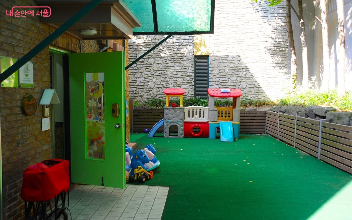 ‘숲속반디 어린이집’의 옥외 놀이공간 ©조수봉