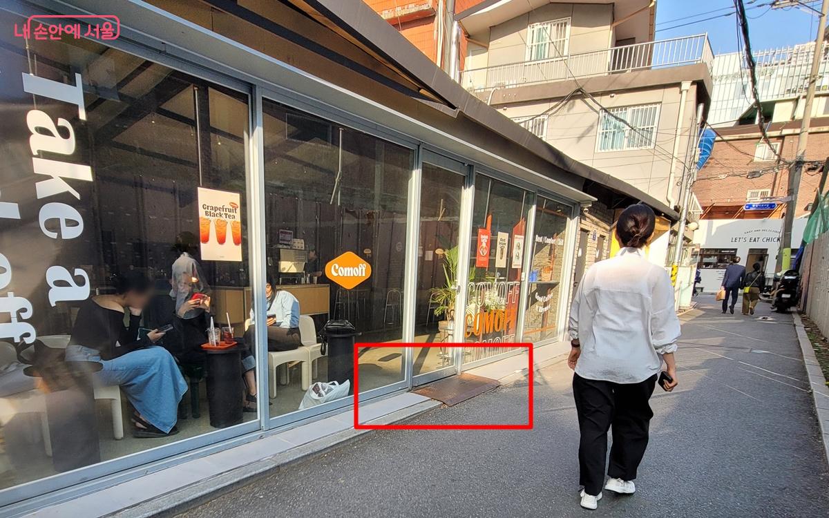식당뿐만 아니라 카페에도 설치돼 있는 경사로 ©김윤경