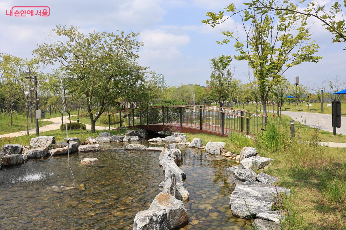 노후되었던 하수처리 시설에서 어린이 중심의 테마 공원으로 탈바꿈한 '서울물재생공원' 전경 ⓒ박우영