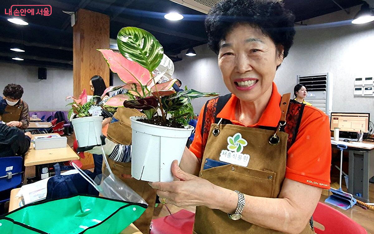 '나만의 화분 만들기' 체험에 참여한 어르신 ©엄윤주