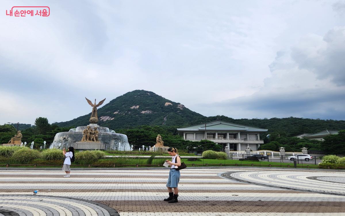 청와대사랑채 앞뜰을 나오면 청와대 분수대가 있다. 분수대가 더위를 식혀준다. ⓒ윤혜숙