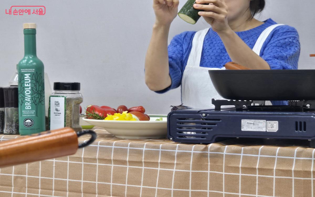 강사가 설명과 함께 시연을 보이면 수강생들이 따라 하면서 요리를 완성해 나갔다. ©염지연