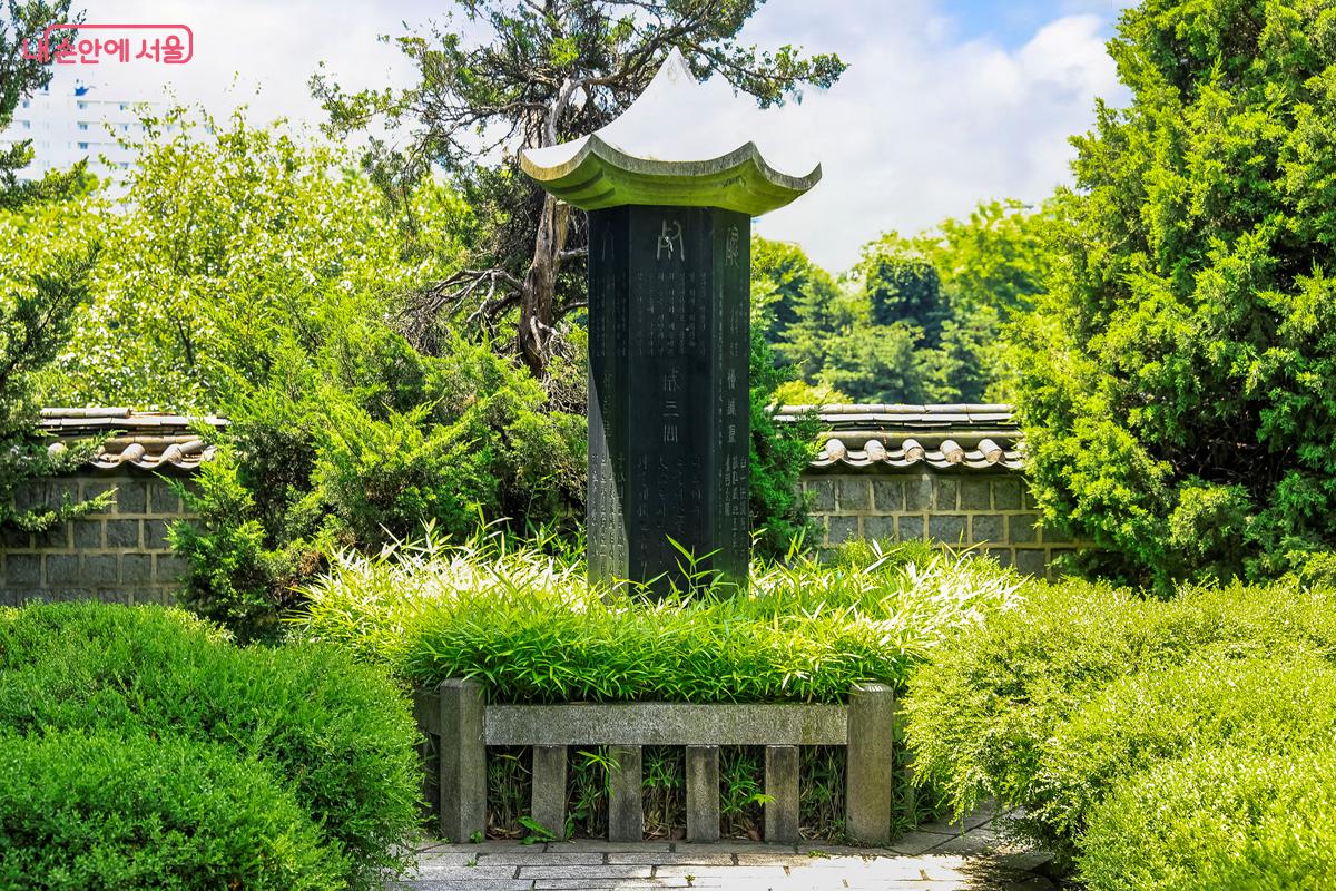 맞은편에는 1955년에 건립된 육각형 모양의 '사육신비'가 있다. ⓒ박우영 