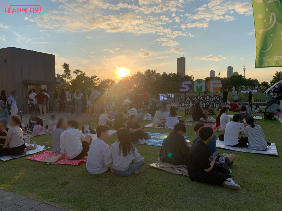 잔디밭에서 돗자리를 깔고 휴식을 취하는 시민들 ⓒ김아름