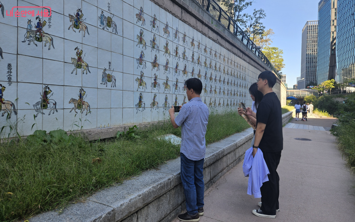 시민들이 능행반차도 앞에 놓인 보물을 찾아 인증하고 있다. ⓒ이선미