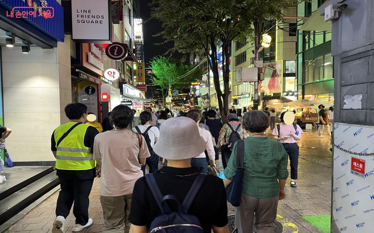 제공 받은 개인 송수신기를 끼고 함께 이동하고 있는 기행단원 ⓒ박지영