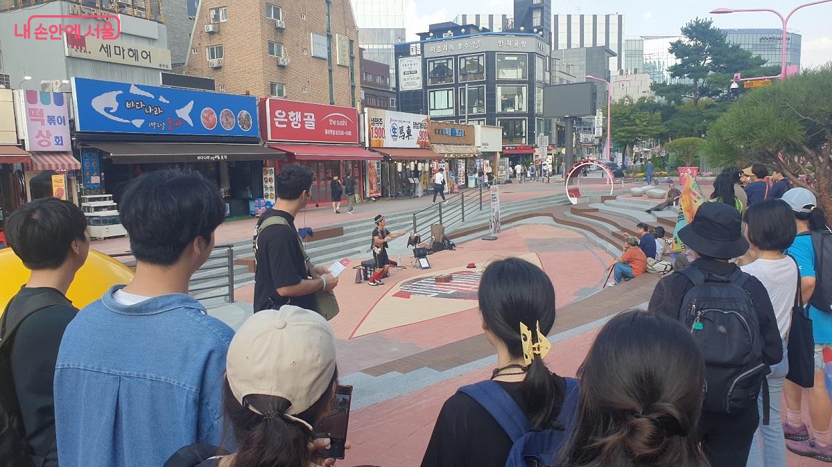 홍대 길거리 공연을 보고 있는 장면 ⓒ임효준