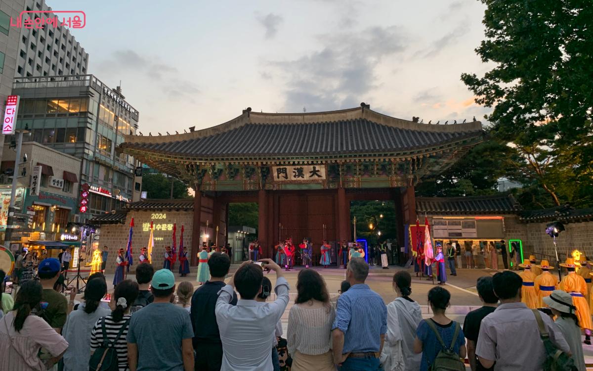 서울에 사는 일상은 특별함으로 가득하다. 사진은 덕수궁 밤의 수문장 행사 모습 ⓒ김도연