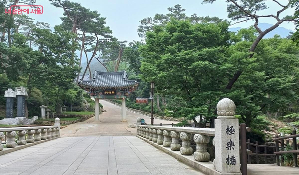 진관사 입구 극락교를 지나면 왼편에 한글길이 시작된다. ⓒ최용수