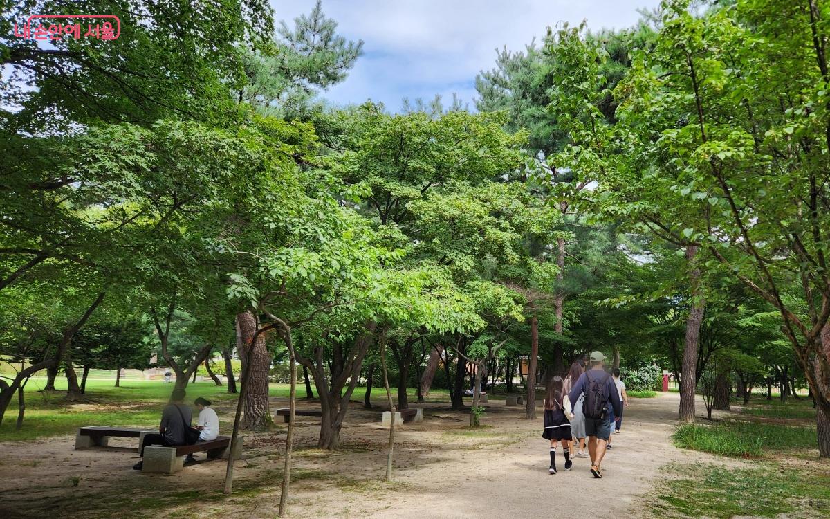 산책길을 걸어서 의릉 입구로 나왔다. ⓒ김미선