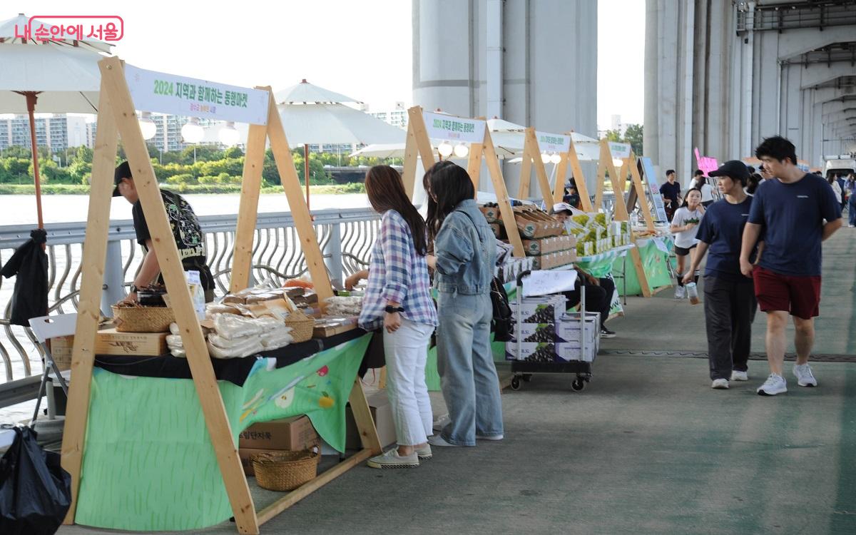 이번 축제에는 20여 곳의 지역농가가 참여하는 동행마켓(농부의 시장)이 문을 열었다. ⓒ조수봉