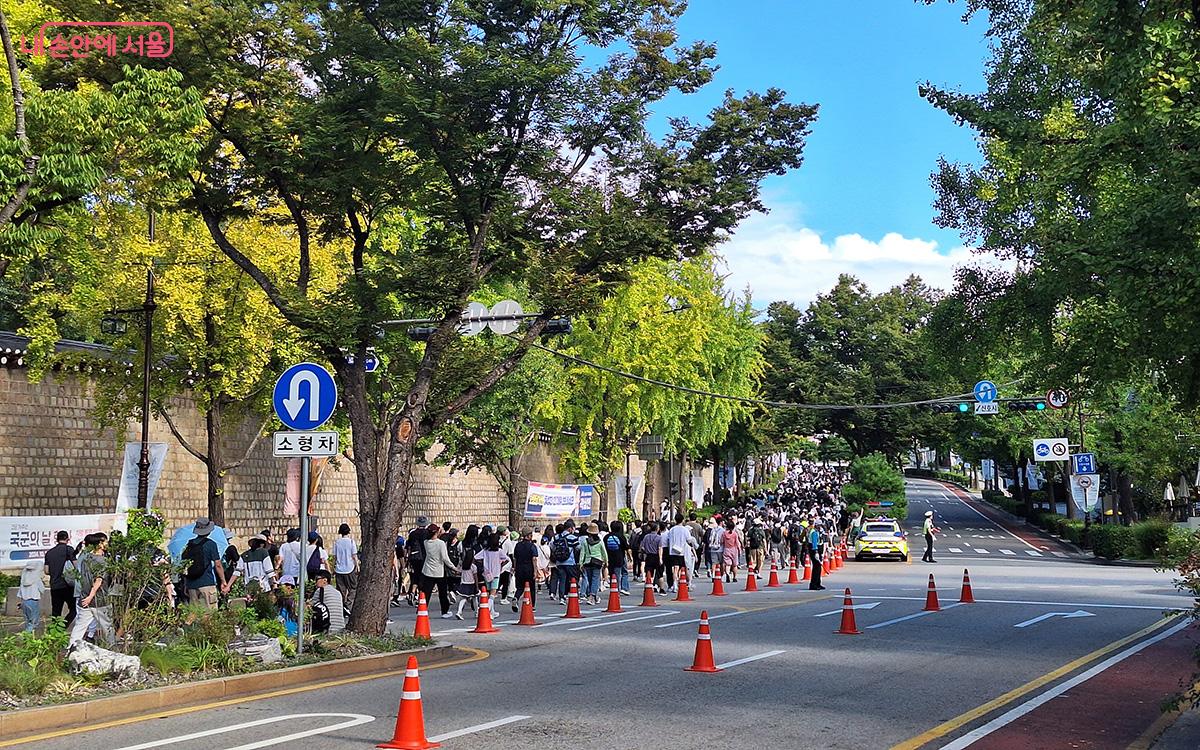 경복궁 사거리를 지나 청와대 춘추문으로 이어지는 오르막길도 힘들지 않다. ©이혜숙