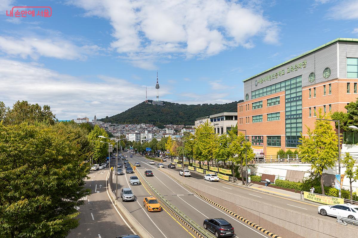 녹사평역 육교에서 촬영한 남산, 아름다운 가을하늘과 남산이 함께 담겼다. ©문청야