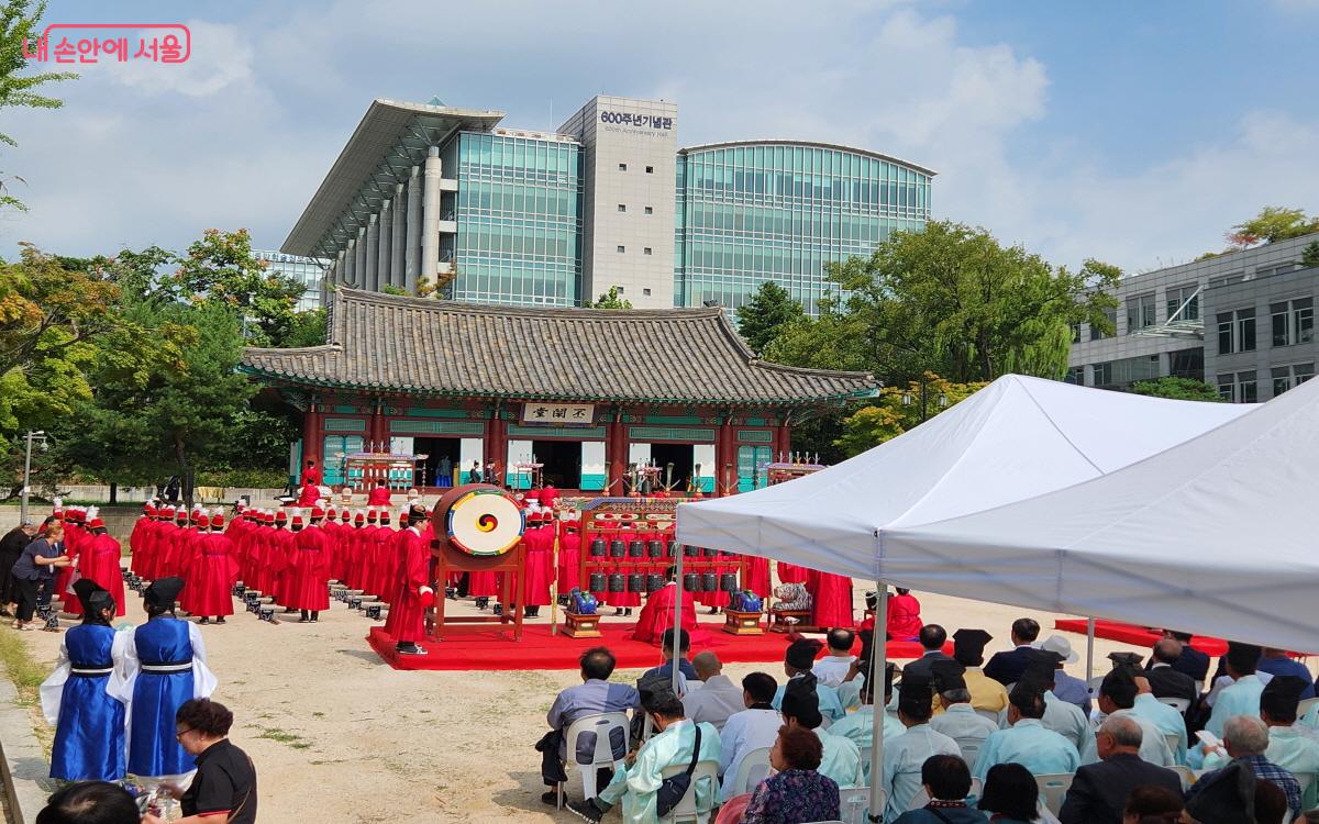 성균관 비천당에서 공자를 비롯한 성현들에게 예를 다하는 '추기석전'이 열렸다. ⓒ윤혜숙