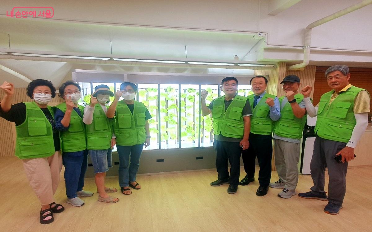 중구 스마트팜은 전문 교육을 받은 시니어클럽 어르신들이 운영한다. ©엄윤주