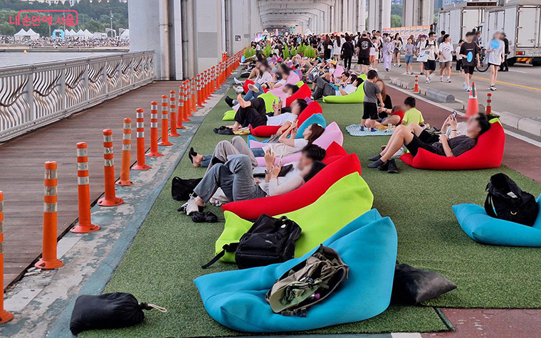 모처럼 한강변의 상쾌한 공기를 마시며 아늑한 시간을 보낼 수 있다. ©이혜숙