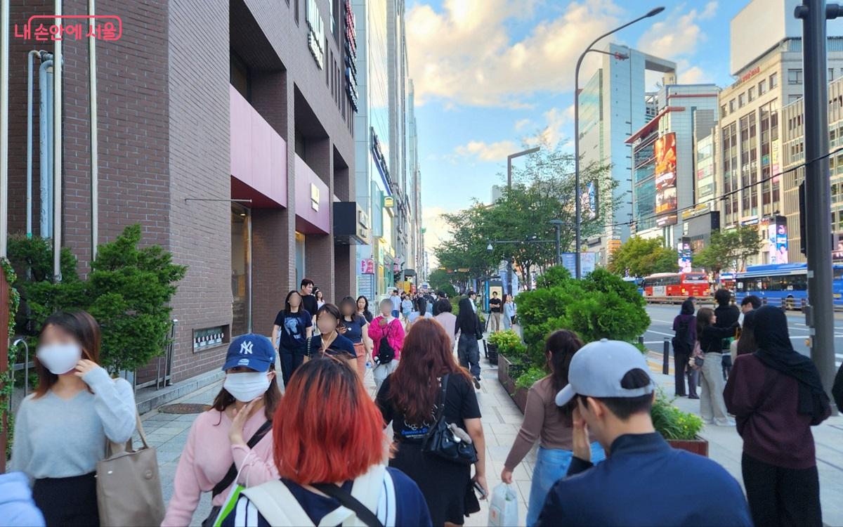 강남역에서 신논현역 방향으로 이동하고 있다. ⓒ김윤희