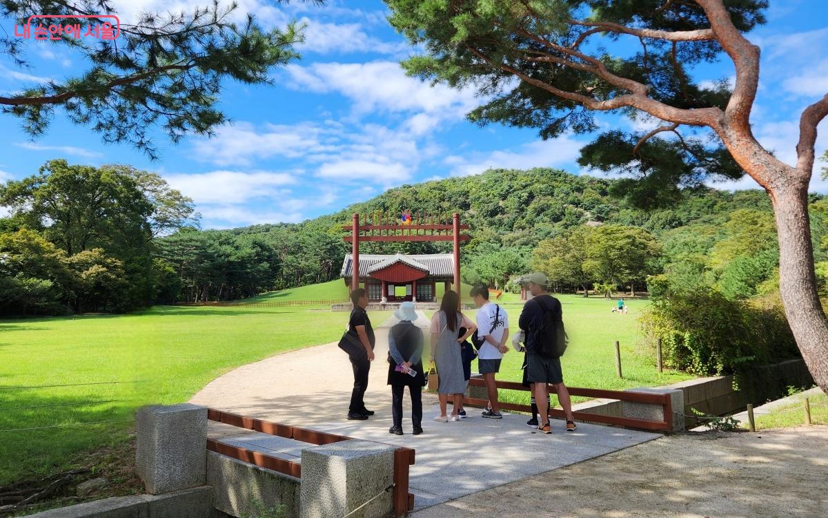 왕릉은 진입 공간, 제향 공간, 능침으로 나뉜다. ⓒ김미선