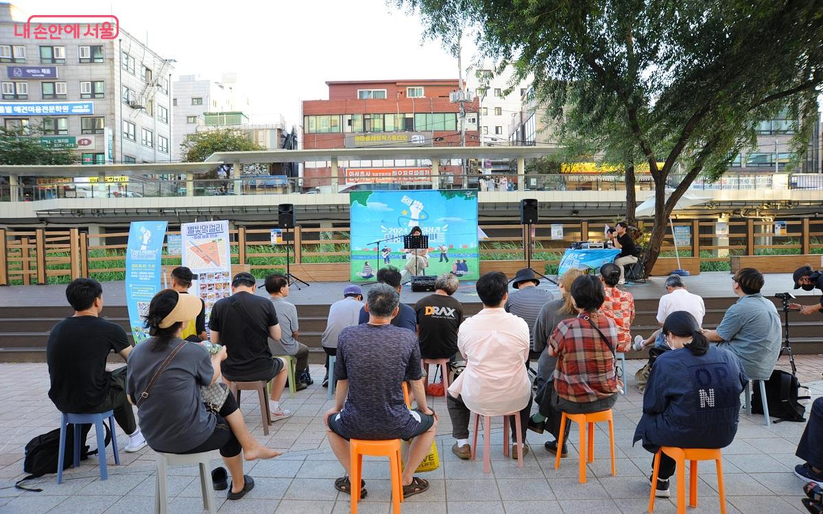 해가 지면서 수변무대에서는 음악과 마술 등 다채로운 공연이 시작된다. ©조수봉