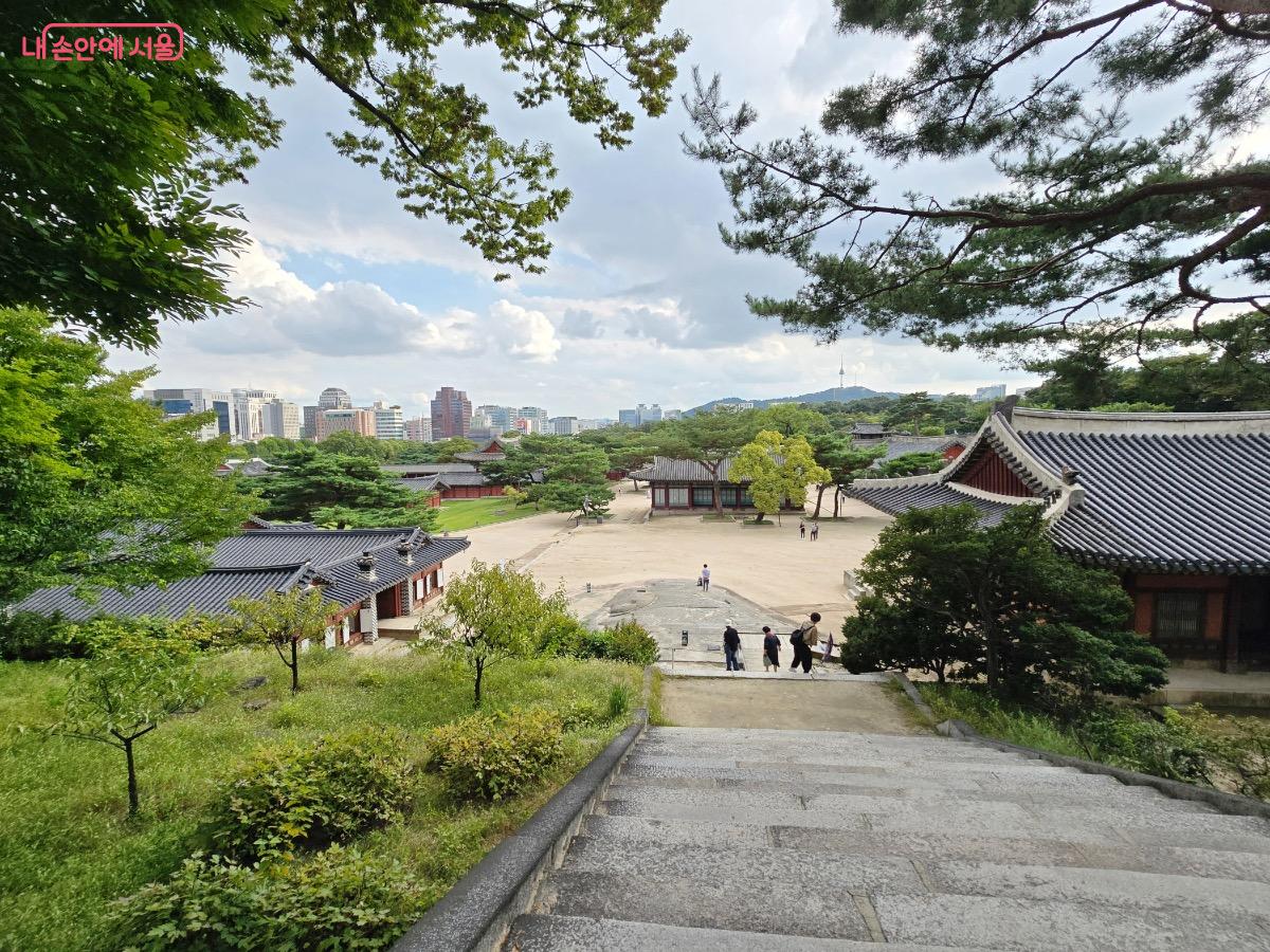 자경전 터 산책로에서 창경궁 전체를 조망할 수 있다. ⓒ김은주