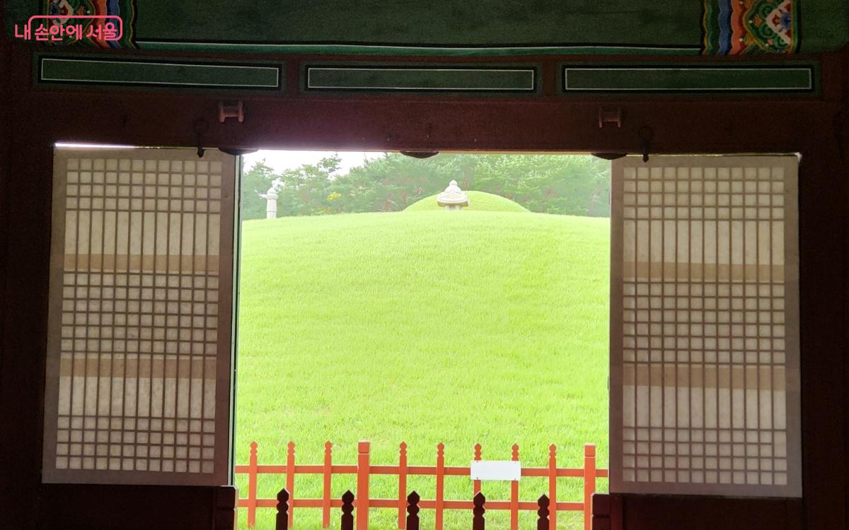 정자각 내실의 창을 열면 의릉이 보인다. ⓒ김미선