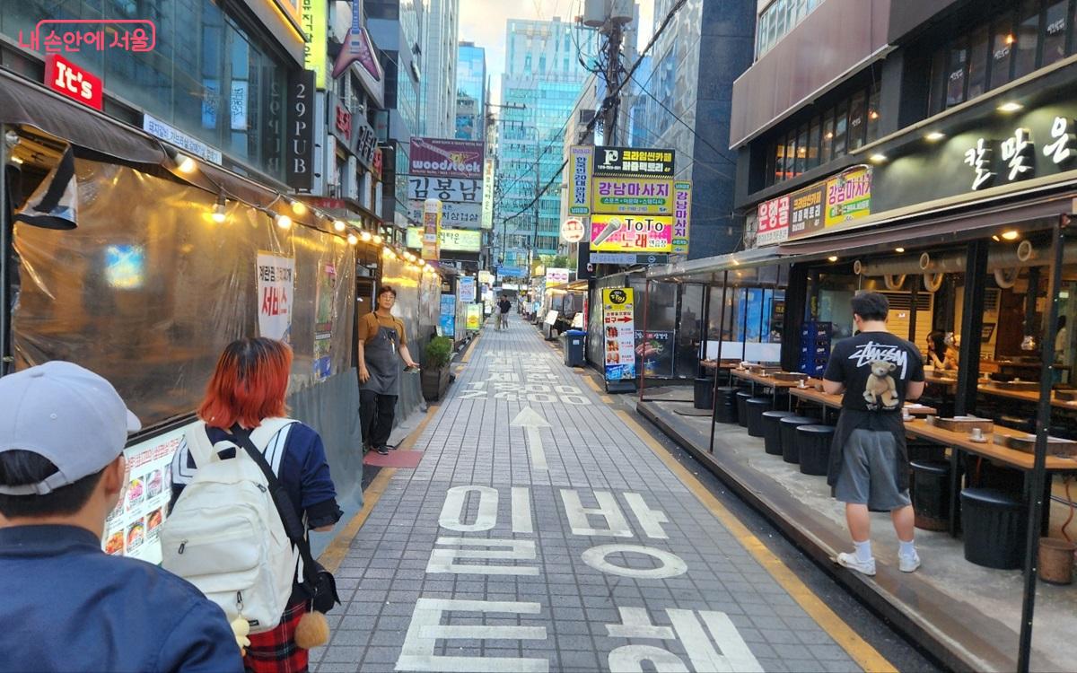 강남역 상권 케미스트릿과 가까워진 2시간 30분 ⓒ김윤희