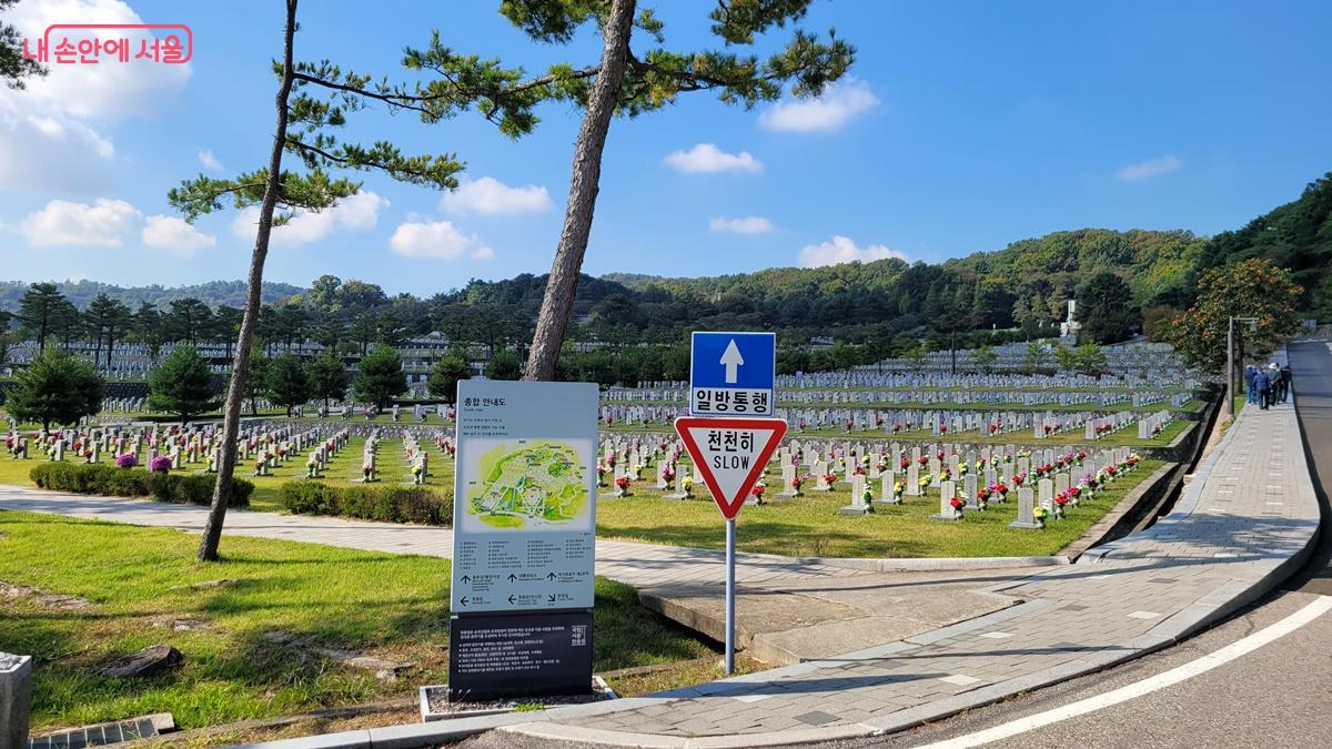 국립서울현충원에는 곳곳에 안내도와 이정표가 있어 산책길 길잡이가 되어 준다. ©최용수