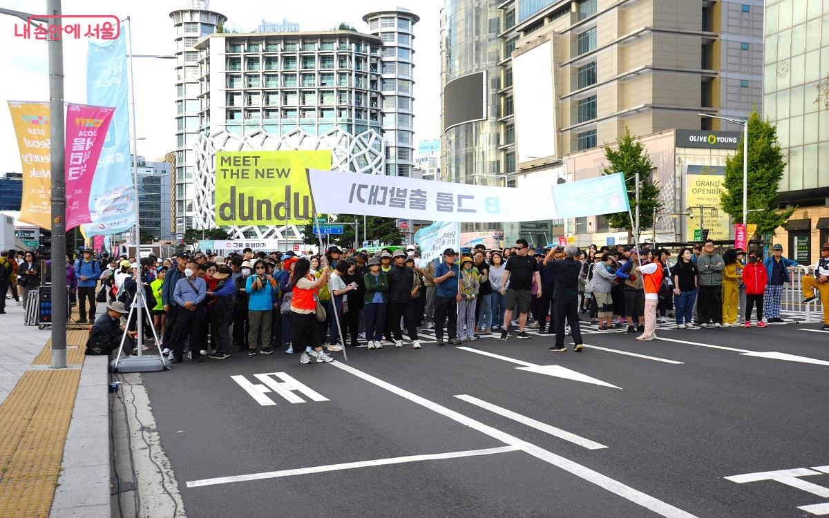 B그룹 출발 대기선의 참가자들 ⓒ조수봉