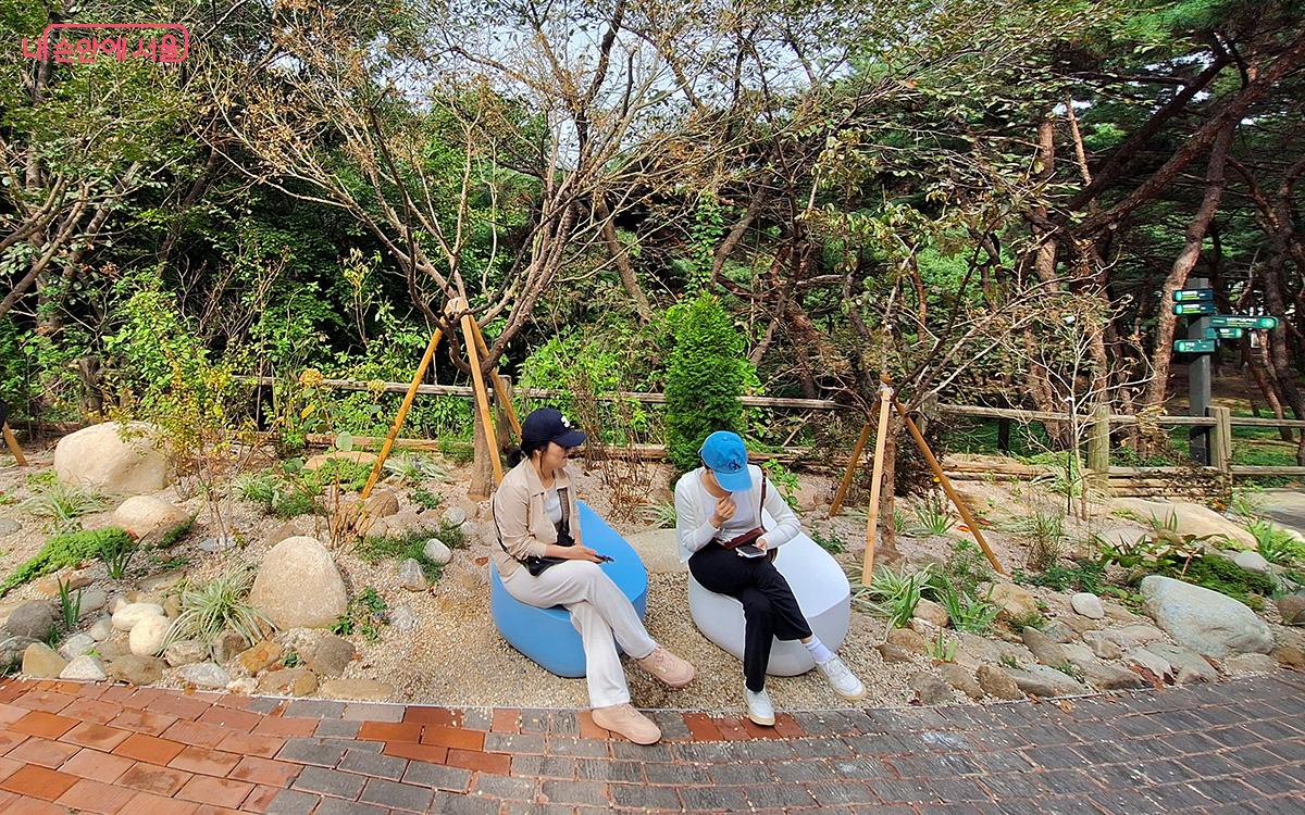 ‘가든 정류소’에 비치된 의자에 앉아 휴식을 취하고 있는 시민들 ©정향선