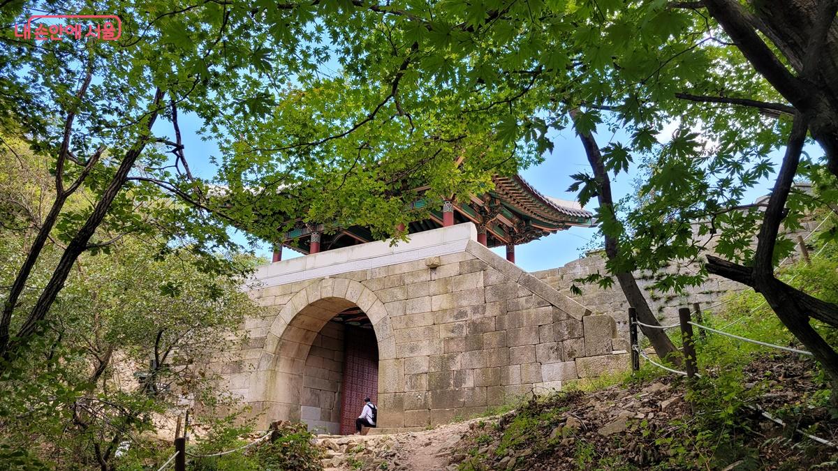 구기동 계곡 방향에서 바라본 북한산성 '대남문' 모습 ©최용수