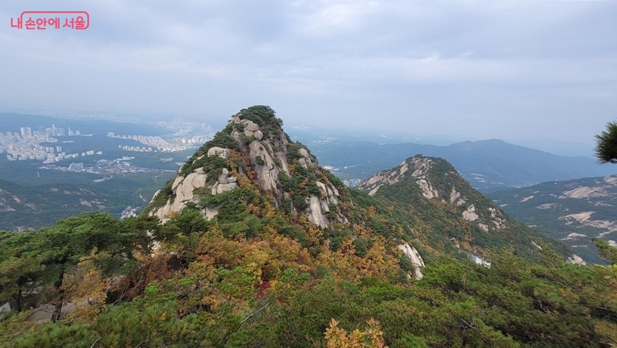 정상에서 바라본 북한산 '의상능선', 단풍이 물들기 시작했다. ©최용수