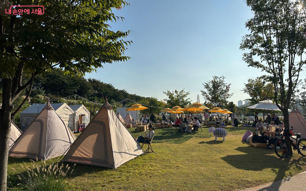 야외 텐트를 활용한 감성적인 야외도서관이 준비돼 있다. ©김재형