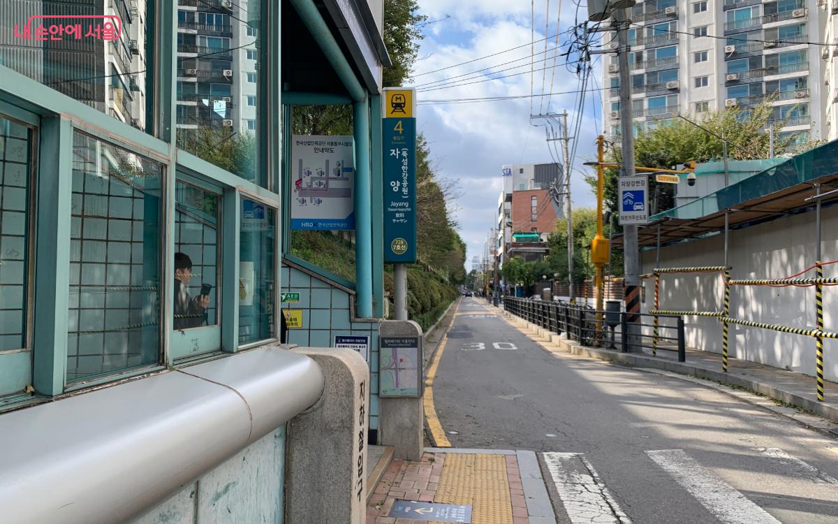 <작전명 그린: 사라진 현무를 찾아서> 시작 지점인 자양역 4번 출구 ⓒ김도연