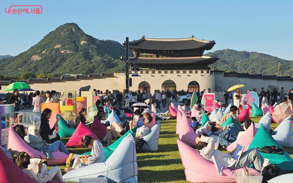 광화문광장 잔디 위 빈백에 누워 독서를 즐기고 있는 시민들 모습 ⓒ홍혜수