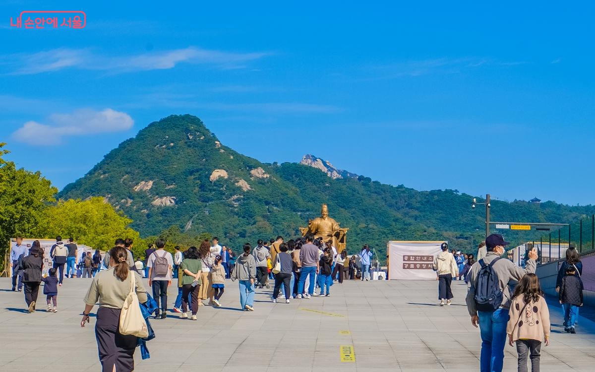 광화문광장 세종대왕상 앞에 프로그램 참여를 위해 기다리는 시민들 ⓒ강중원