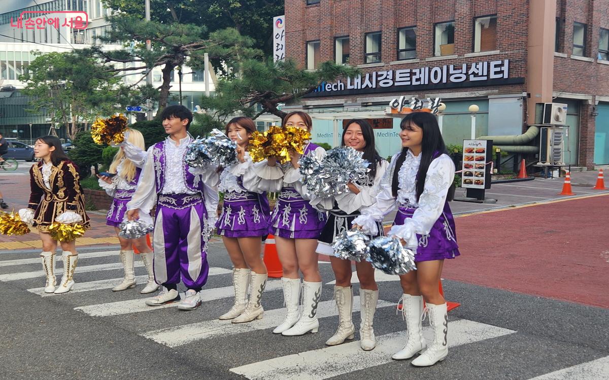 참가자들을 반갑게 맞아주면서 응원을 펼친 거리 응원단 ©윤혜숙