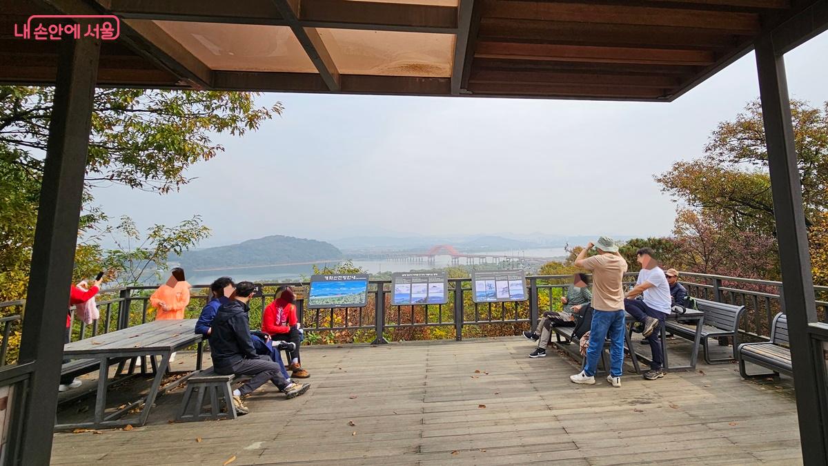 한강조망둘레길 개화산 전망대에서 한강 하류 풍경을 감상하는 시민들 ⓒ최용수